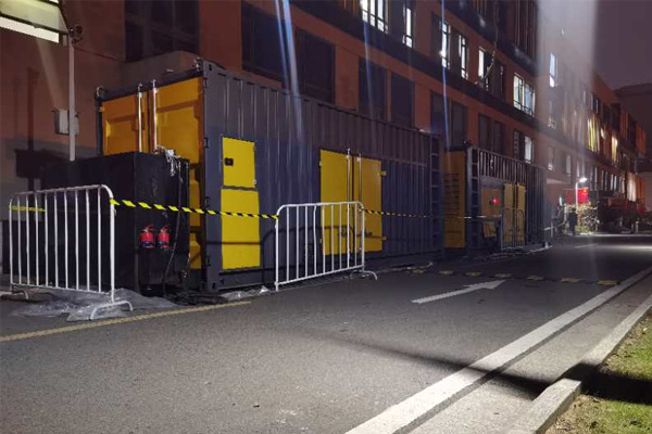 罗定柴油发电机组的输出电压是如何调节的？