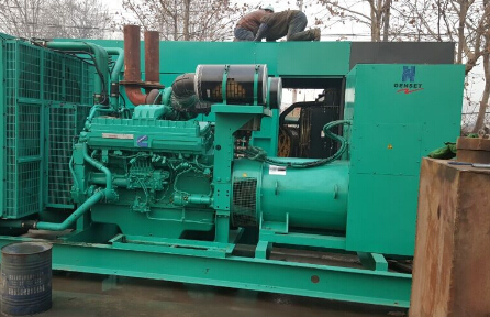 罗定发电机组如何判断水冷式机油散热器内部是否需要清洗？